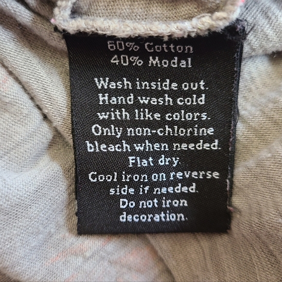 (460) Rock & Republic Woman's Graphic US Flag T-Shirt, Size: Large Color: Grey - Picture 6 of 10